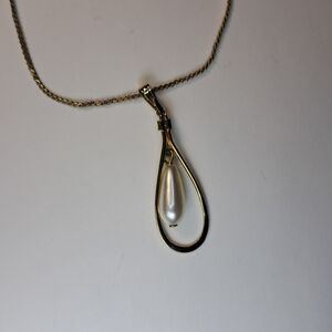 Pearl Teardrop Necklace (Goldtone)